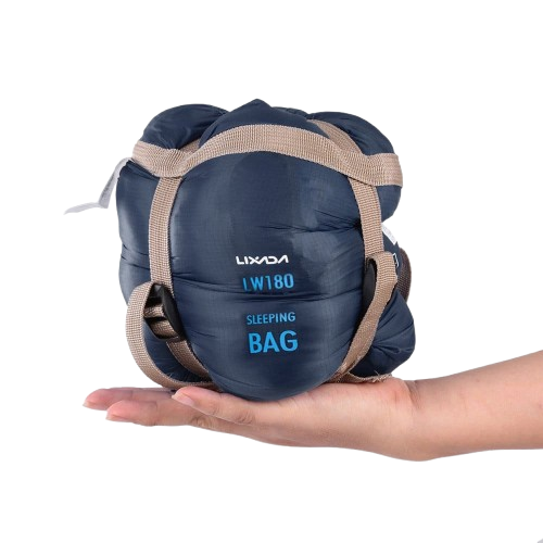 Saco de dormir ultraligero Lixada LW180 comprimido en la mano.